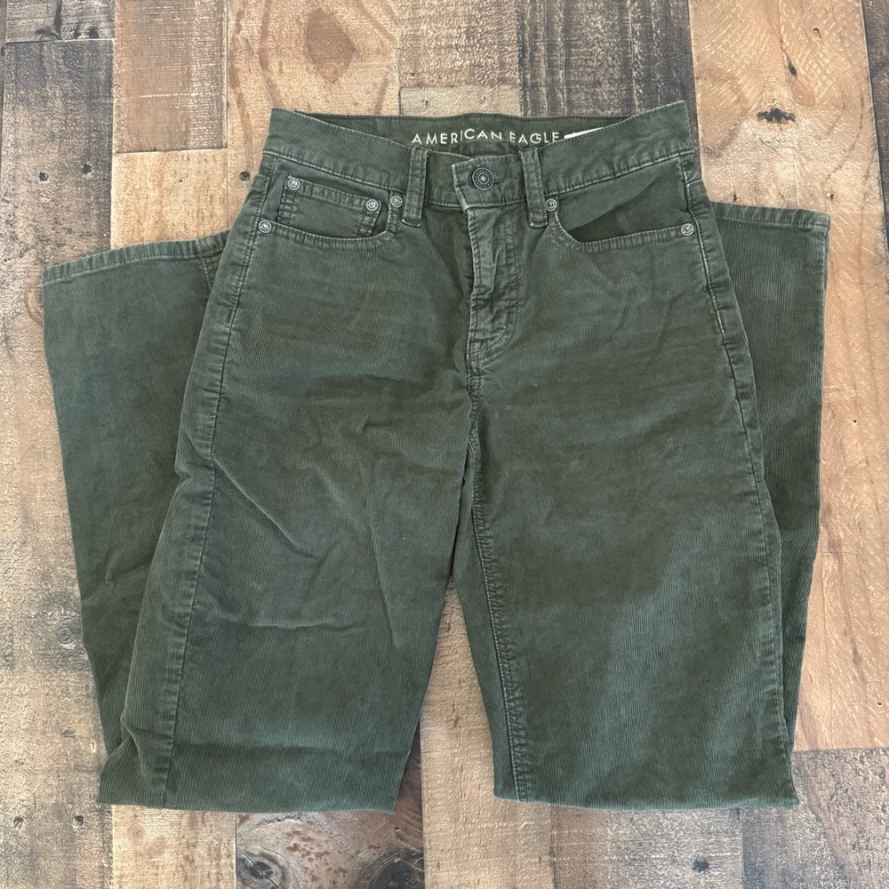 Classic and comfy American Eagle 90s Straight corduroy pants